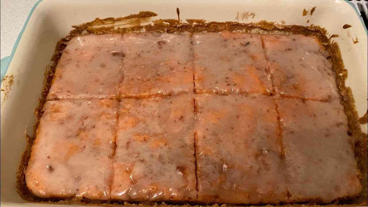 Strawberry Honey Bun Cake - Cakes